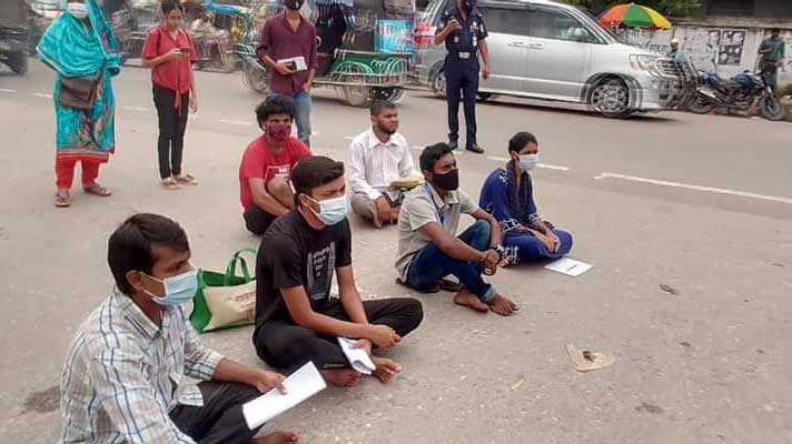 শিক্ষাপ্রতিষ্ঠান খোলার দাবিতে ময়মনসিংহে প্রতীকী ক্লাস 