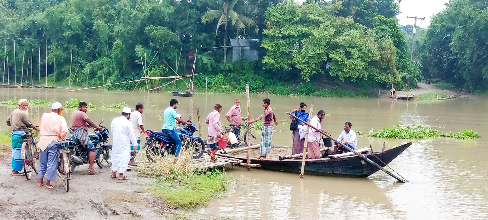মানিকগঞ্জ সদর উপজেলার কৃষ্ণপুর ইউনিয়নের দশআনি খেয়াঘাট। ধলেশ্বরী শাখা নদীর ওপর এই খেয়াঘাট দিয়ে প্রতিদিন প্রায় ১৫ গ্রামের হাজারো মানুষ পারাপার হয়ে থাকেন। এ সব এলাকার মানুষের জেলা সদরে যাতায়াতের ভরসা এই খেয়াঘাটটি। বিকল্প পথে ৫-৭ কিলোমিটার ঘুরে যেতে হয়। দশআনি খেয়াঘাট, কৃষ্ণপুর, মানিকগঞ্জ, ৭ অক্টোবর ২০২৩। ছবি: আব্দুর রাজ্জাক