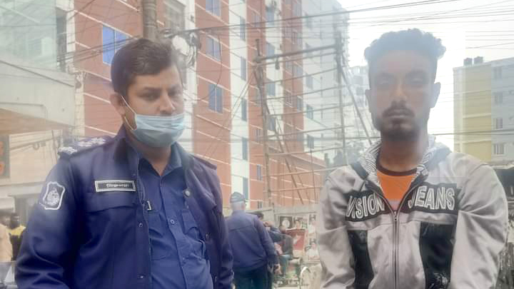 ট্রেনে পাথর ছোড়ার ছবি ভাইরাল, গ্রেপ্তার সেই ছিনতাইকারী