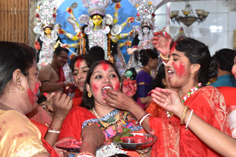 রাজশাহী নগরীর মণ্ডপে সিঁদুর খেলার সময় উৎফুল্ল নারীরা। ছবি: মিলন শেখ