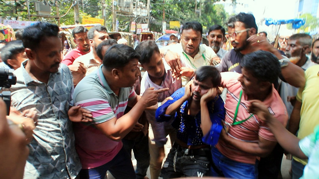 বগুড়ায় আদালত চত্বরে হিরো আলমকে মারধর, কান ধরে ওঠবস