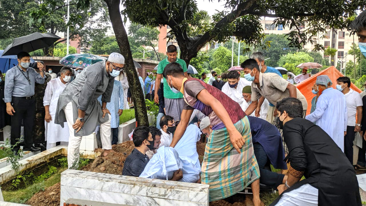 মায়ের কবরের পাশে চিরনিদ্রায় ক্যাপ্টেন নওশাদ