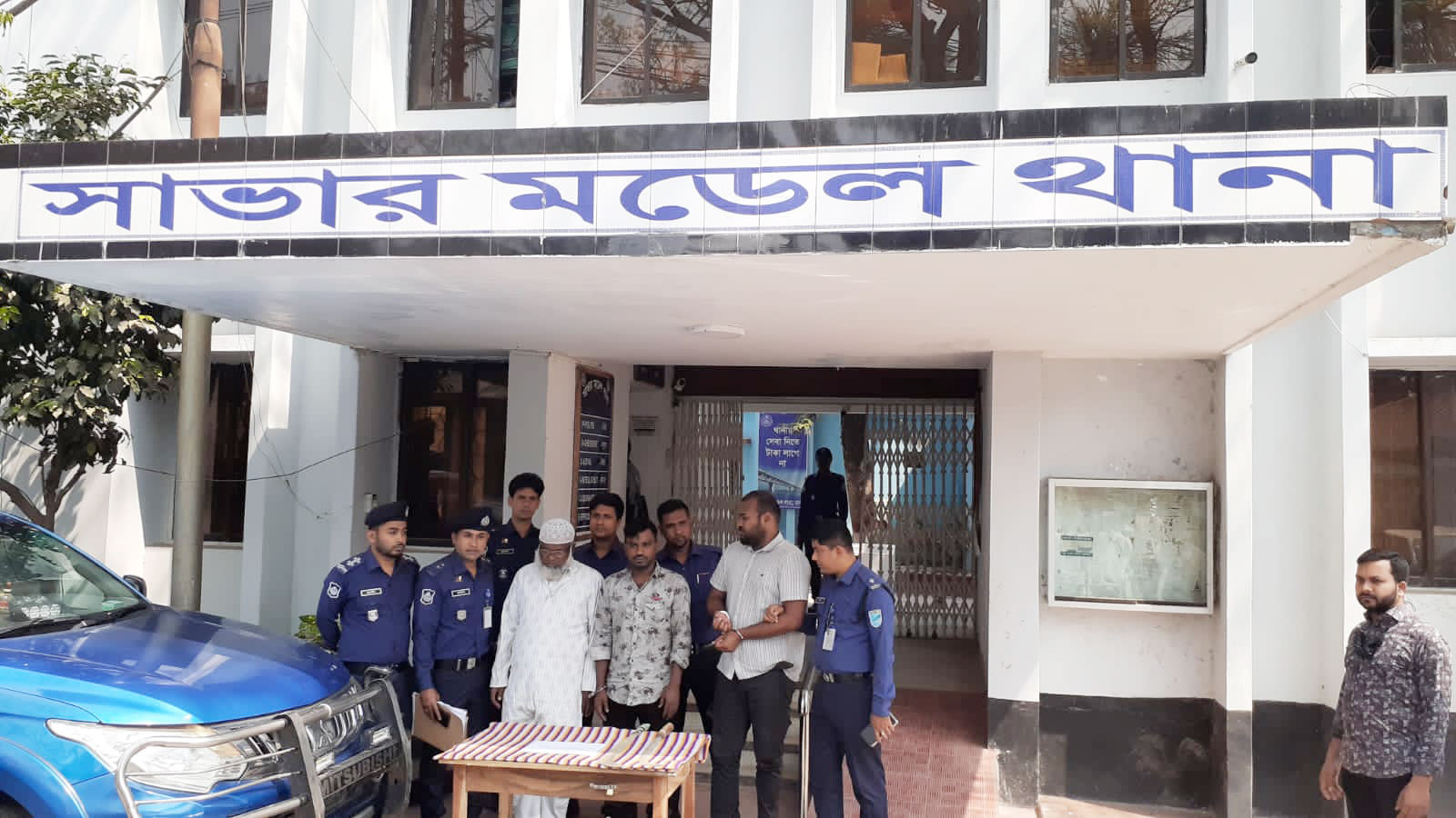 সৎ মামাকে কুপিয়ে হত্যার অভিযোগে ভাগনেসহ গ্রেপ্তার ৩ 