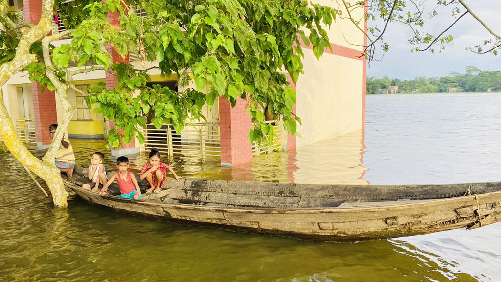 আশ্রয়কেন্দ্রে স্বস্তি নেই, বাড়ি ফেরার প্রতীক্ষা বাসিন্দাদের