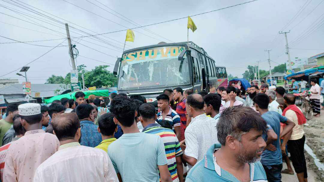 বগুড়ায় বাসের ধাক্কায় ভ্যানচালক নিহত