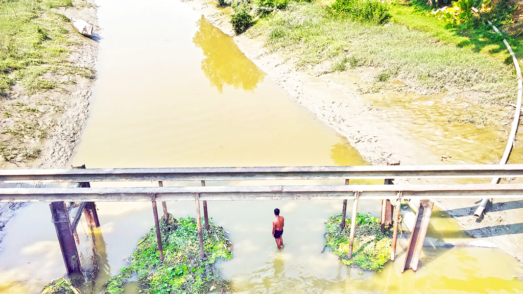 ফকিরহাটে ভৈরব নদ: খননেও মেলেনি সুফল বাধা ওয়াসার পাইপ