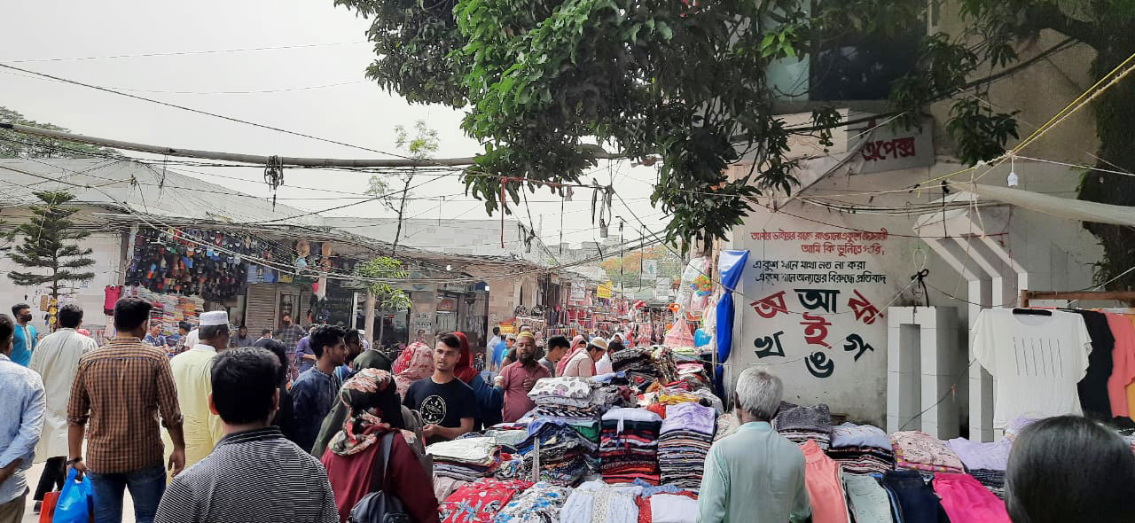 রণক্ষেত্র শান্ত, বেচাকেনায় সরগরম নিউমার্কেট