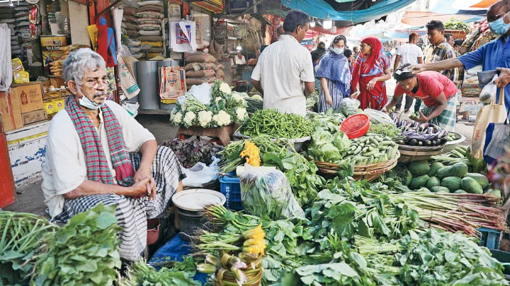 নিত্যপণ্যে দিশেহারা ক্রেতা