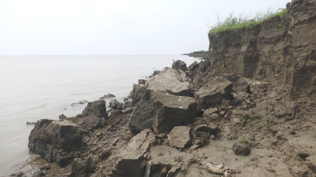 ‘বাড়ি বদলেছি ২১ বার, ভাঙন দেখতে দেখতে চুল সাদা হয়ে গেল’