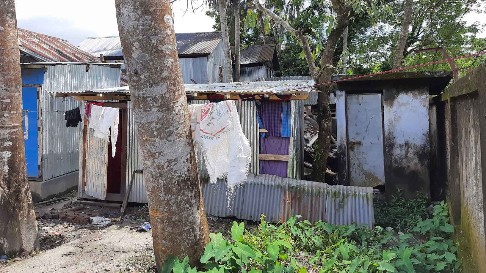 সরকারি জমি দখল করে দোকান নির্মাণ