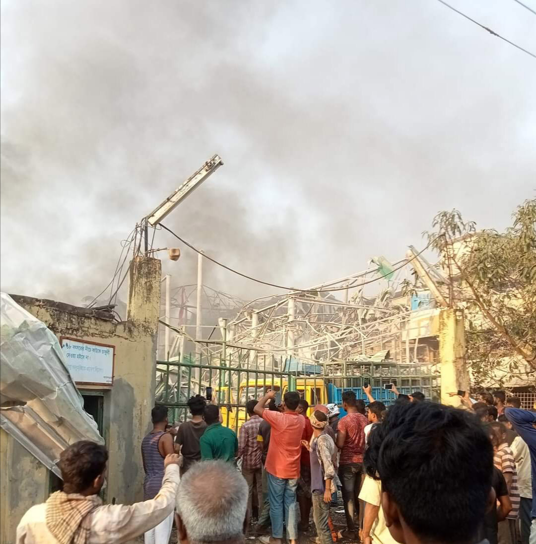 প্ল্যান্ট এলাকা লন্ডভন্ড হয়ে যায়। 