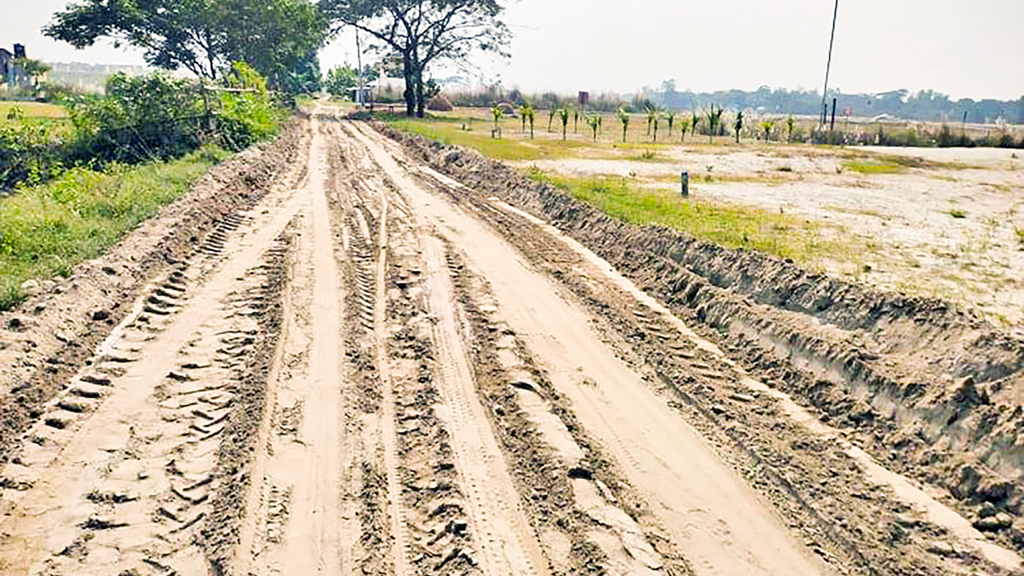 মাটির গাড়িতে সড়কের ক্ষতি