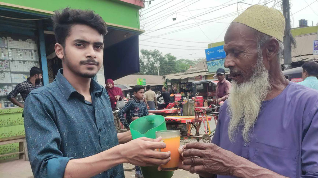 তাপপ্রবাহে বালিয়াকান্দিতে পথচারীদের শরবত খাওয়াল ছাত্রলীগ 