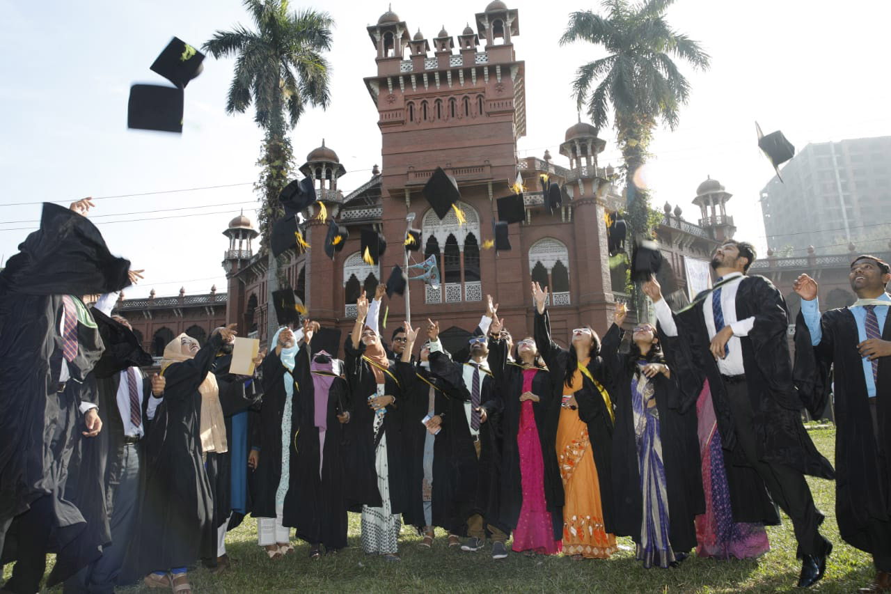 ঢাকা বিশ্ববিদ্যালয়ের ৫৩তম সমাবর্তনে টুপি উড়িয়ে আনন্দ-উল্লাস করেন শিক্ষার্থীরা। 