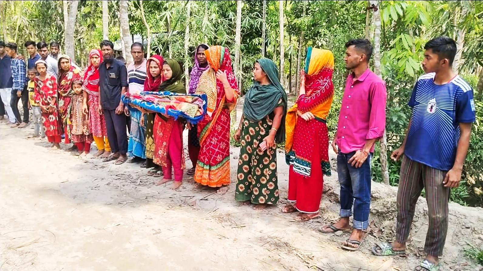 ঝালকাঠিতে শিশুসন্তানের লাশ কোলে নিয়ে বিচার চাইলেন এক মা