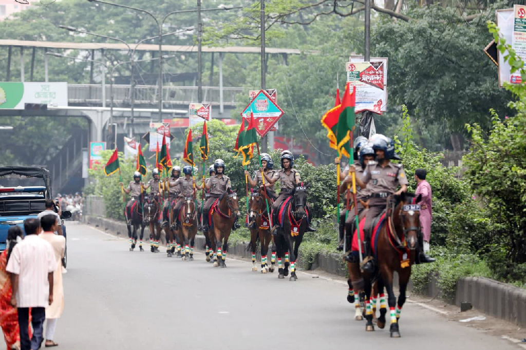 আবহমান বাংলার ঐতিহ্যকে সঙ্গী করে নতুন বছরকে বরণ করে নিল ঢাকা। চারুকলা থেকে বের হওয়া মঙ্গল শোভাযাত্রায় আজ দেখা মেলে লাল ঝুঁটির মোরগ, কাঠের হাতি ও টেপা পুতুলের মতো দেশীয় সব মোটিফ। ঐতিহ্যের এই মিলনমেলায় শুরু হলো নতুন পথচলা। ছবি: আজকের পত্রিকা