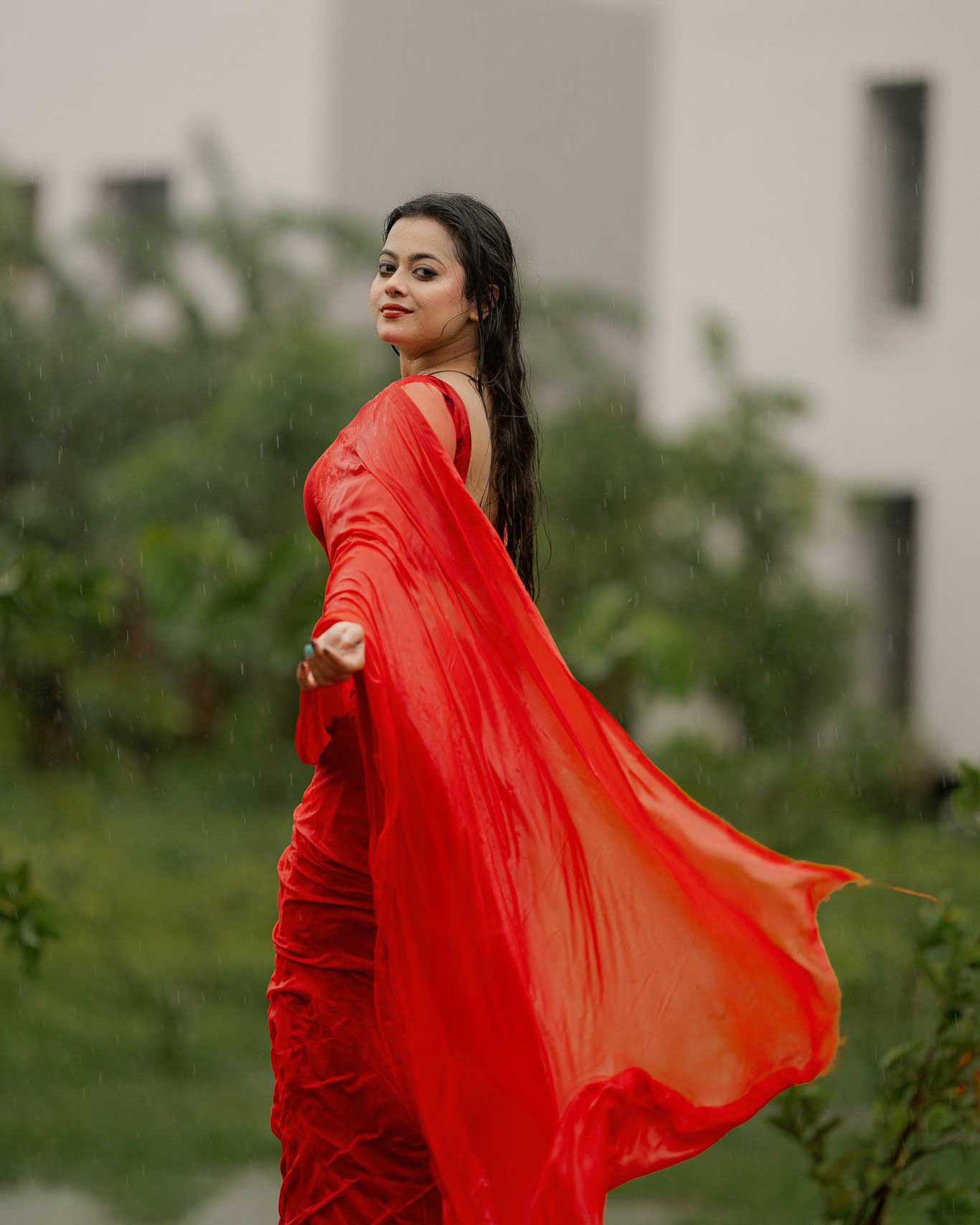 নিয়মিত বৃষ্টির পানি দিয়ে চুল ধুলে নিষ্প্রভ চুলও হয়ে ওঠে ঝলমলে। ছবি: ফুহাদ হাসান