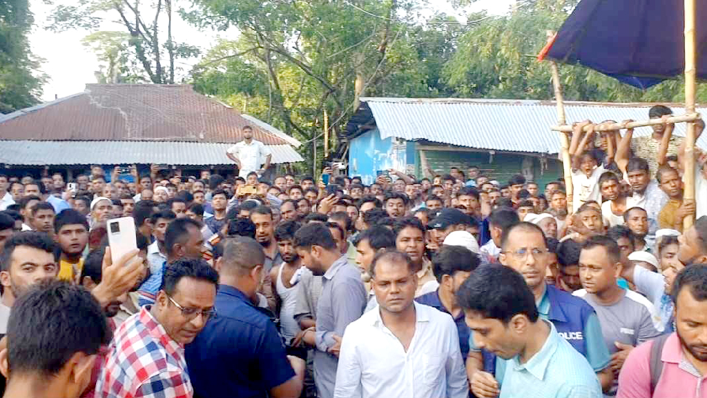 সেতু ভেঙে কনেপক্ষের ৯ জন নিহত, ঠিকাদারের শাস্তি দাবিতে বিক্ষোভ