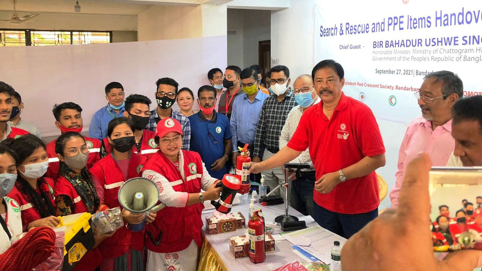 সুরক্ষা সামগ্রী হস্তান্তর করলেন মন্ত্রী বাহাদুর