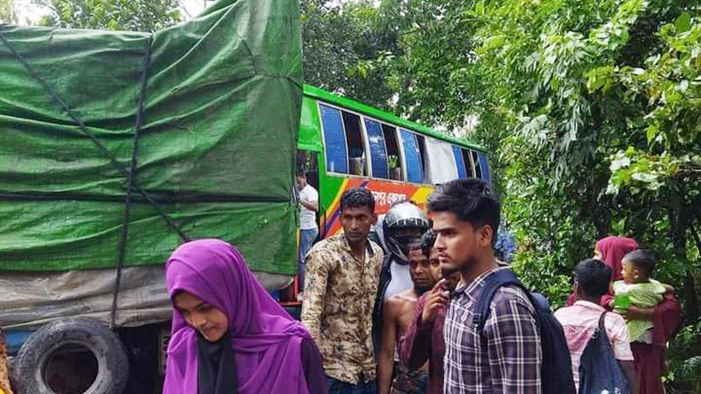 বাস-ট্রাকের মুখোমুখি সংঘর্ষে আহত ২০