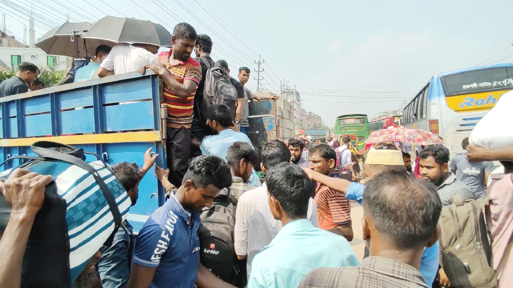 খরচ কমাতে ট্রাকের ছাদে ঝুঁকি নিয়ে ঈদযাত্রা