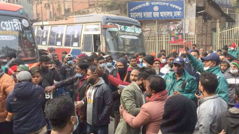 সার্জেন্টের চাঁদাবাজির অভিযোগে পুরান ঢাকায় বাস শ্রমিকদের বিক্ষোভ 