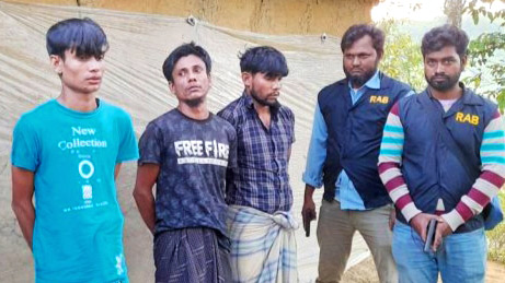 রোহিঙ্গা শিবিরে অস্ত্রের কারখানায় অভিযান, ১০ অস্ত্রসহ আটক ৩