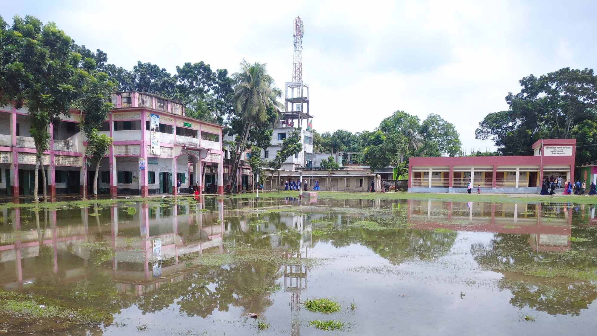 বিদ্যালয় মাঠে হাঁটু পানিতে ভোগান্তি