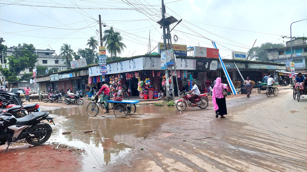 বৃষ্টি হলেই জলাবদ্ধতা পথচারীদের দুর্ভোগ