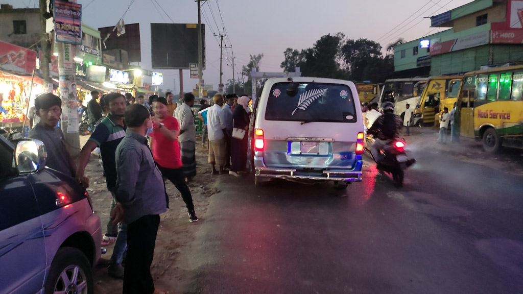 ধর্মঘটে সড়কে বিপাকে সাধারণ যাত্রীরা