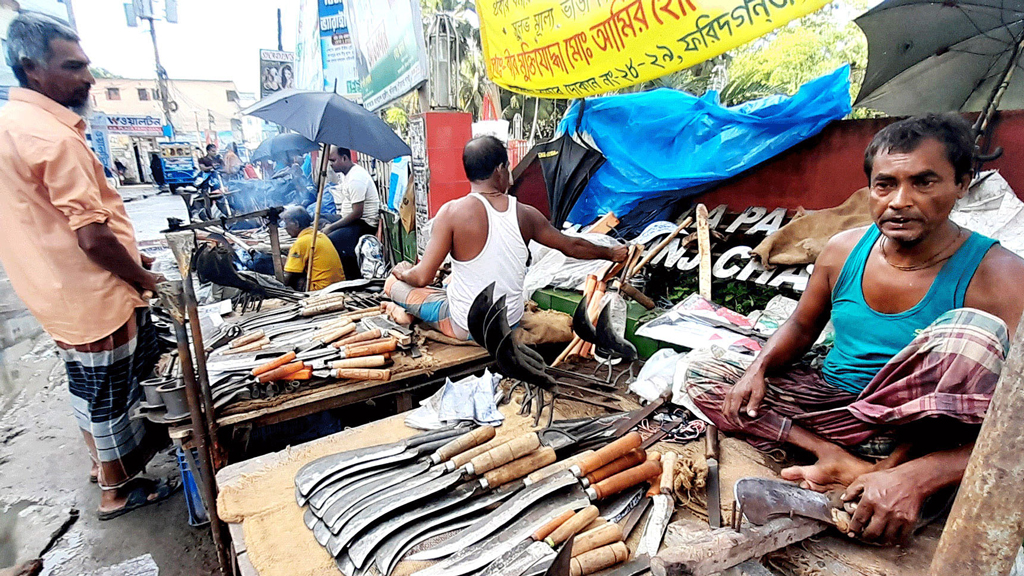 হাপর টান আর লোহার টুংটাং শব্দে মুখরিত কামারপাড়া