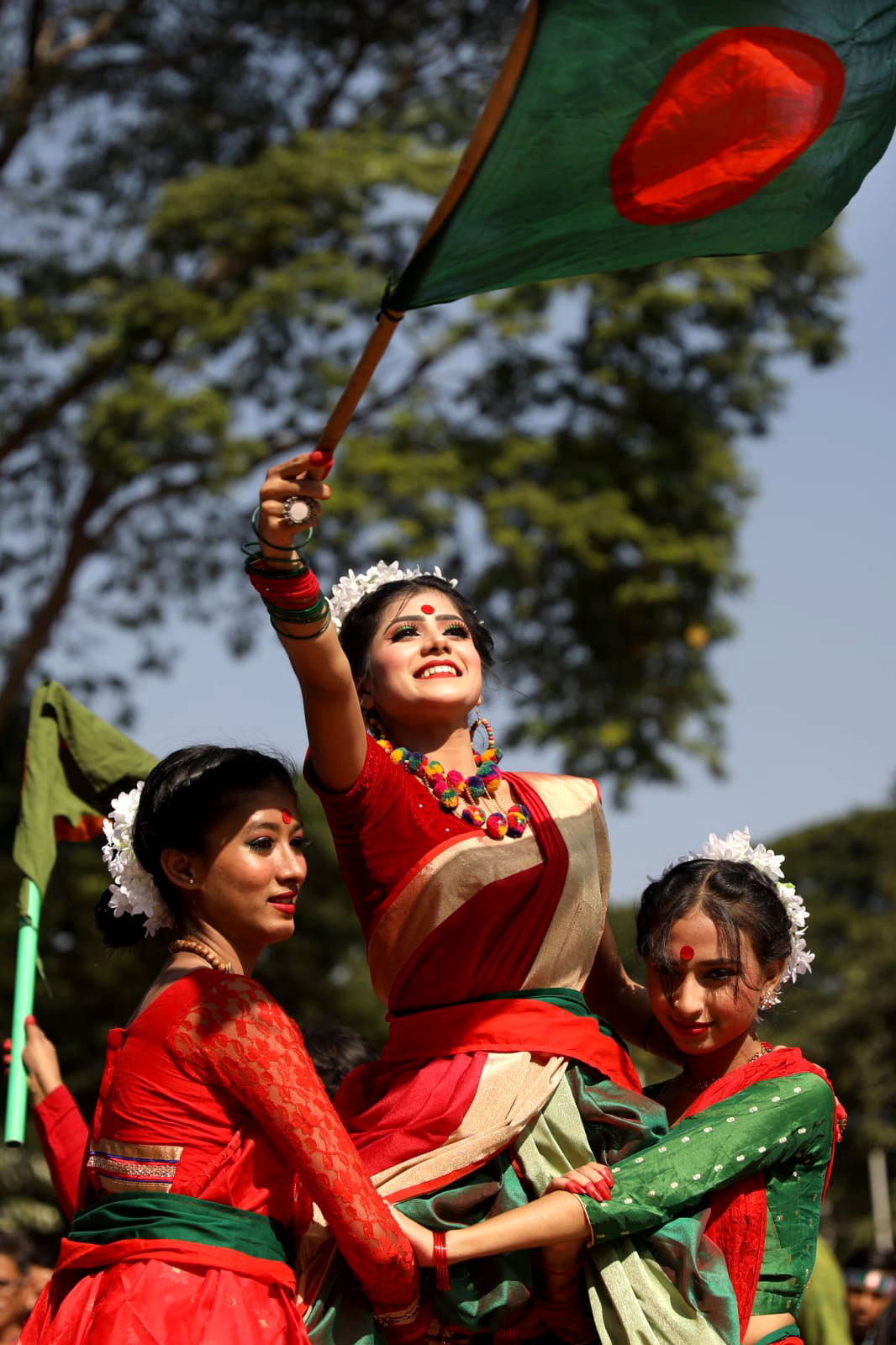 স্বাধীনতার সুবর্ণ জয়ন্তীতে নৃত্য প্রদর্শন। শহীদ মিনার, ঢাকা। ১৬ ডিসেম্বর ২০২১। ছবি: সৈয়দ মাহামুদুর রহমান
