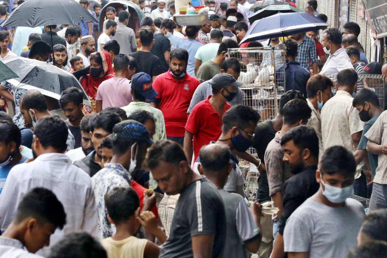 দেশি বিদেশি কবুতর কিনতে কাপ্তান বাজারে মানুষের ভিড়। ছবি: সৈয়দ মাহামুদুর রহমান