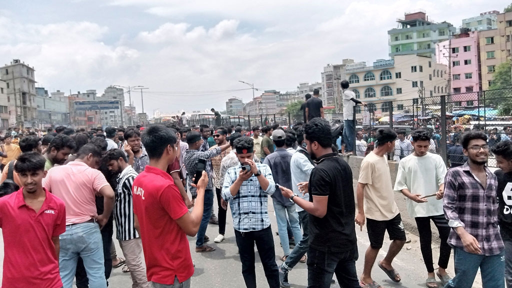 কোটা সংস্কার আন্দোলনকারী শিক্ষার্থীদের ওপর হামলার প্রতিবাদে ঢাকা-চট্টগ্রাম সড়ক অবরোধ 