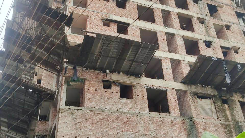 নির্মাণাধীন ভবনের ১৮ তলার ছাদ থেকে পড়ে শ্রমিকের মৃত্যু