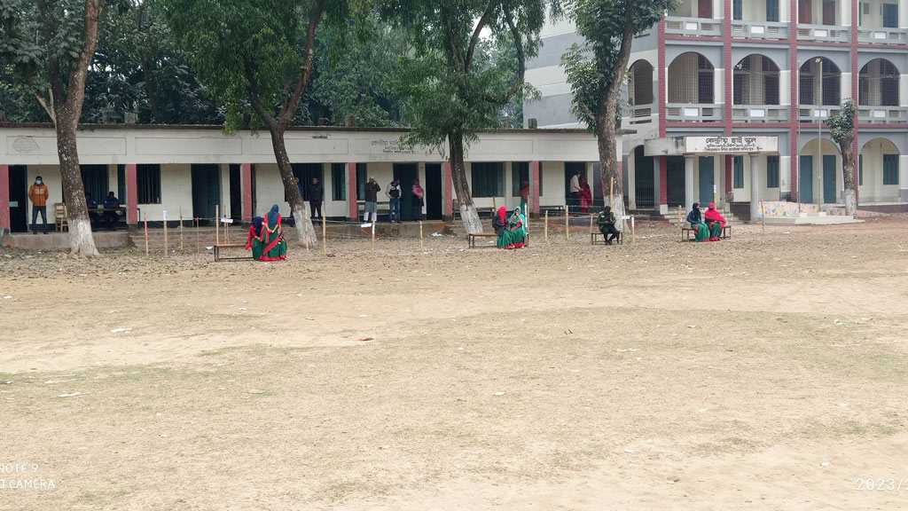 উপনির্বাচন: কেন্দ্রে ভোটার কম, প্রার্থীদের কর্মী-সমর্থক বেশি