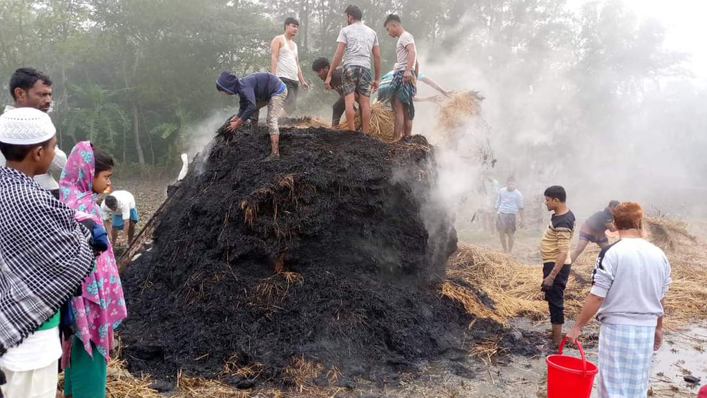 সুবর্ণচরে দুর্বৃত্তের দেওয়া আগুনে পুড়ল ধান