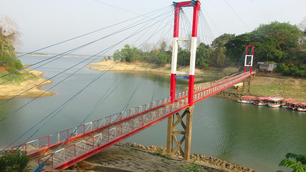 কাপ্তাইয়ে বিনোদনকেন্দ্রে তিল ধারণের ঠাঁই নেই