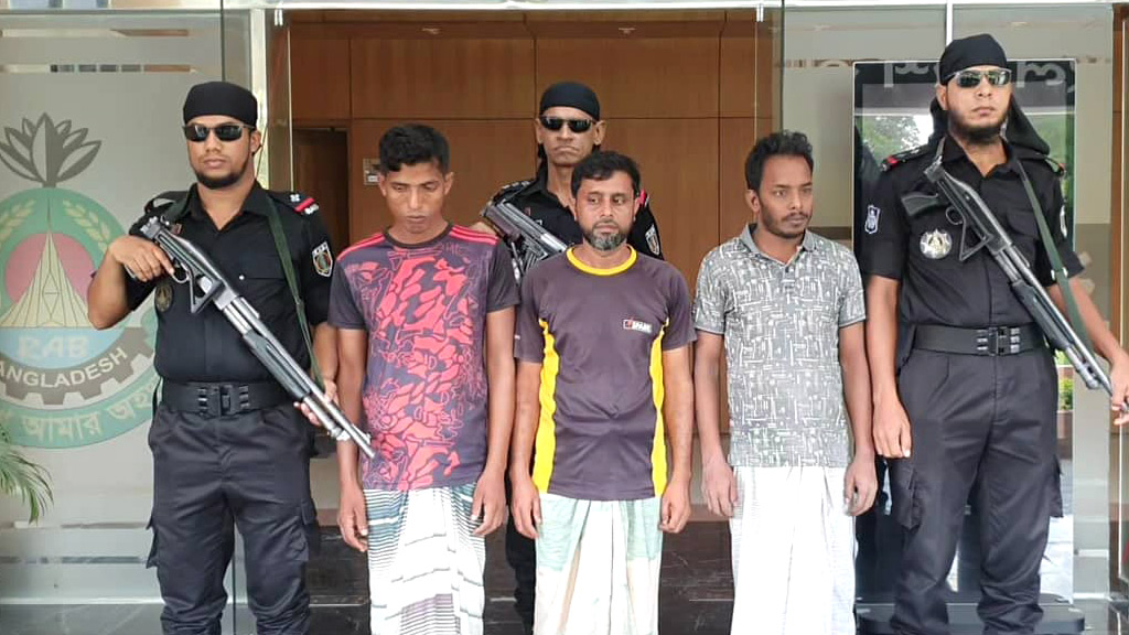 রাজশাহীতে অস্ত্র ও বোমা তৈরির সরঞ্জামসহ গ্রেপ্তার ৩ 