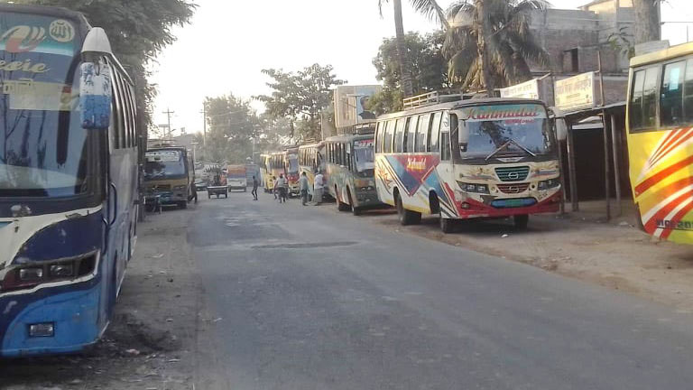 মালিকদের রেষারেষিতে দুই জেলায় বাস চলাচল বন্ধ