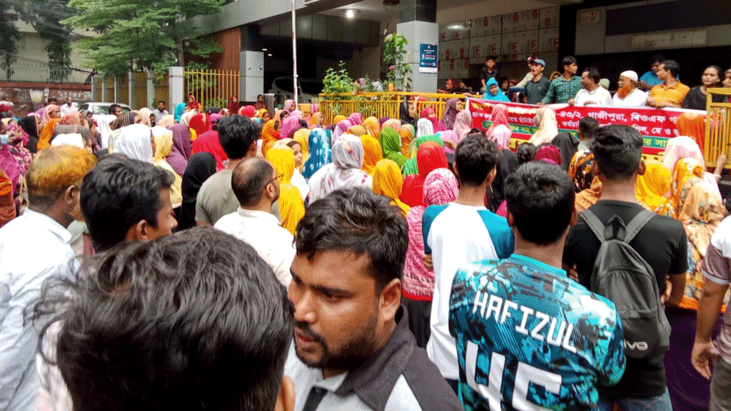 গাজীপুরে বকেয়া বেতনের দাবিতে সড়ক অবরোধ করে শ্রমিকদের বিক্ষোভ 