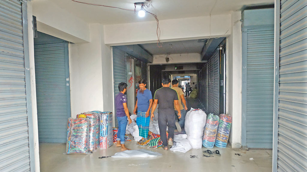 বণ্টনের আগেই ভাড়া-বাণিজ্য