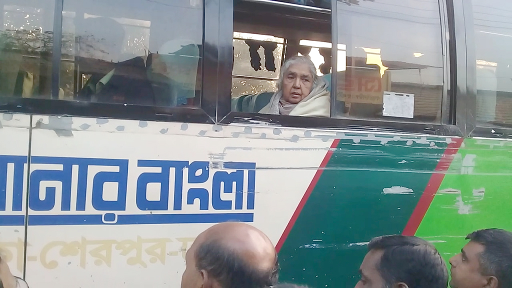 পাবলিক বাসে মতিয়া  চৌধুরী, ছবি ভাইরাল