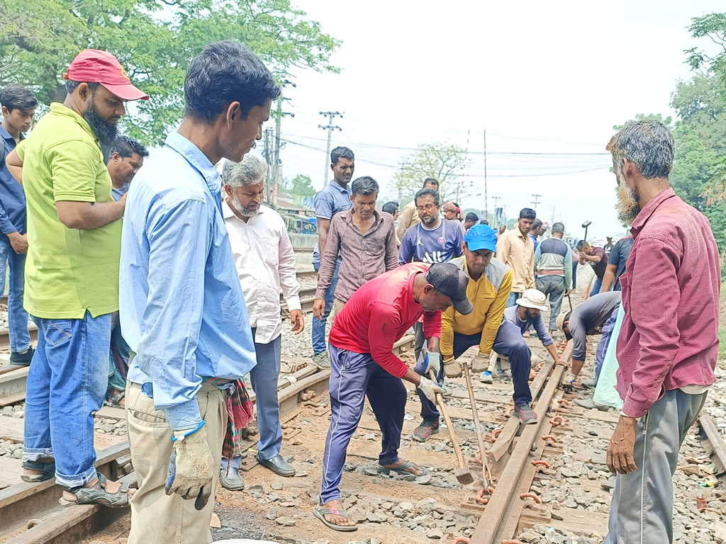 ঈশ্বরদীতে ২ ট্রেনের সংঘর্ষ: ক্ষতিগ্রস্ত রেললাইনের সংস্কার, ইঞ্জিন উদ্ধার 