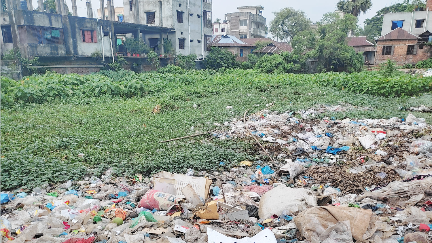 সরকারি পুকুর এখন ময়লার ভাগাড়