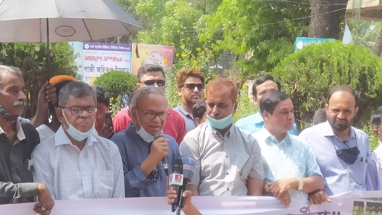 পাচার হওয়া ১০ ট্রাক অস্ত্রের হিসাব চান রিজভী