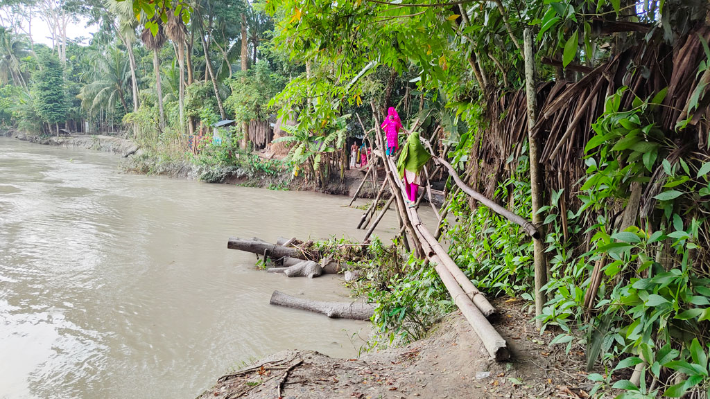 সাঁকোয় ঝুঁকি নিয়ে পারাপার