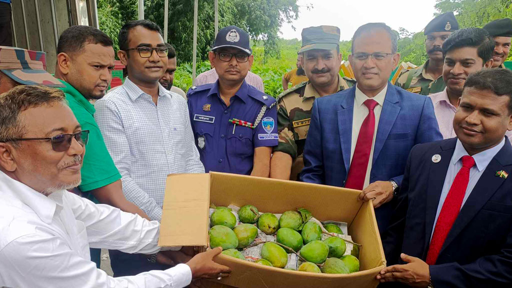 ত্রিপুরার মুখ্যমন্ত্রীর জন্য আম ইলিশ ও মিষ্টি উপহার পাঠালেন প্রধানমন্ত্রী শেখ হাসিনা