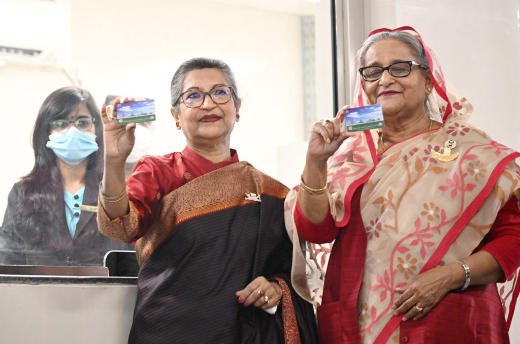 মেট্রোরেলের টিকিট হাতে প্রধানমন্ত্রী শেখ হাসিনা ও তাঁর ছোট বোন শেখ রেহানা। ছবি: পিআইডি