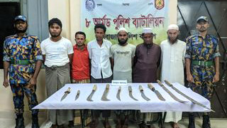 ডাকাতির প্রস্তুতিকালে দেশীয় অস্ত্রসহ ৬ রোহিঙ্গা আটক